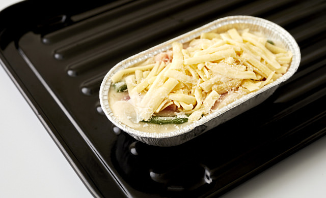 グラタンを天板に並べている写真