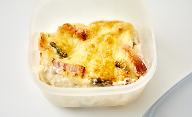 グラタンの入った冷凍用保存容器の写真