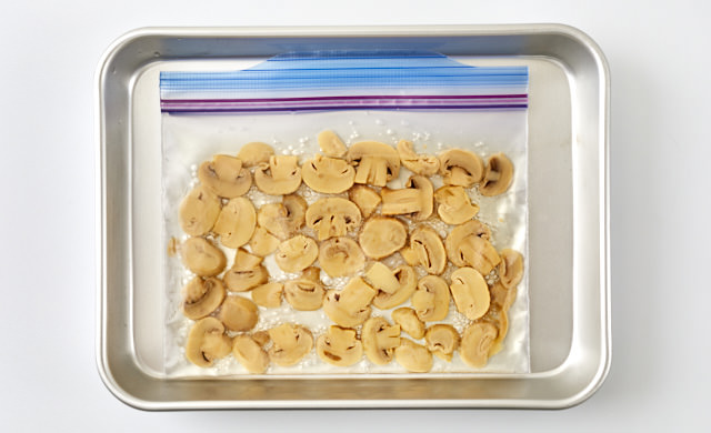 缶詰のマッシュルームの写真