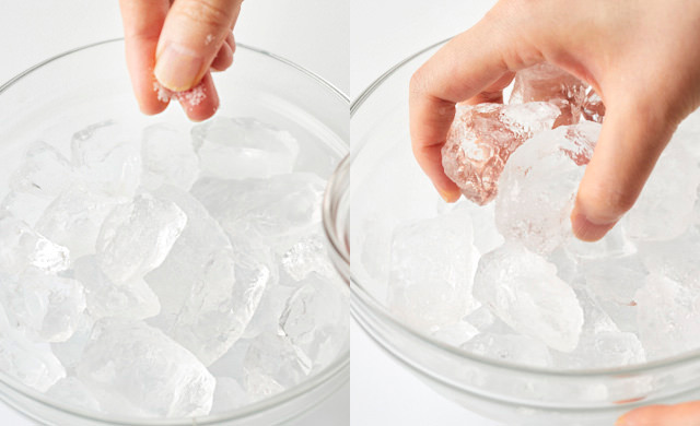 氷の入ったボウルに塩を入れている写真/氷をかき混ぜている写真