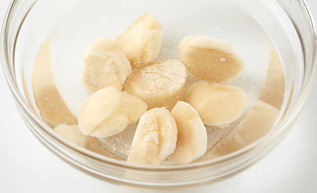 塩水に冷凍ホタテを入れた写真