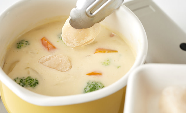 冷凍ホタテを凍ったまま鍋に入れている写真