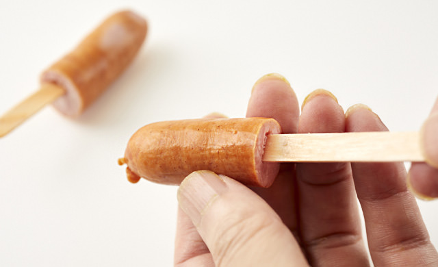 ウインナーに串を刺す写真