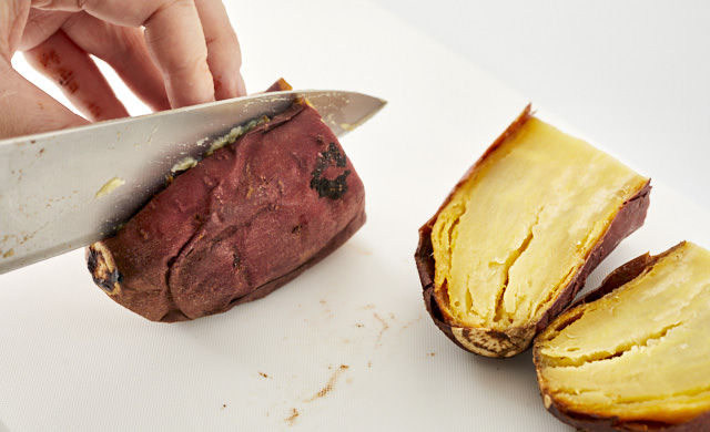 焼き芋を切っている写真