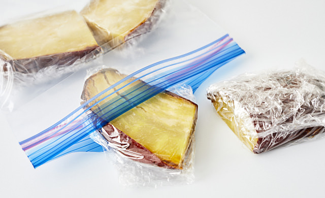 焼き芋を冷凍用保存袋に入れている写真