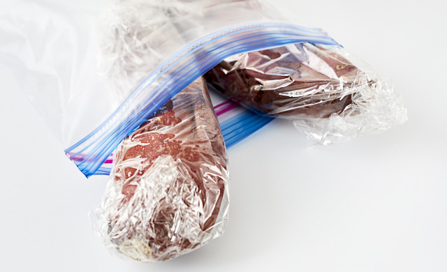 焼き芋を冷凍用保存袋に入れている写真