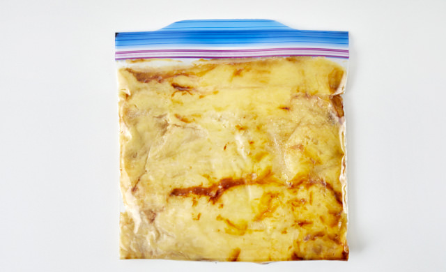 潰した焼き芋が冷凍用保存袋に入れている写真