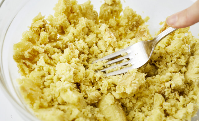 フォークで焼き芋を潰している写真