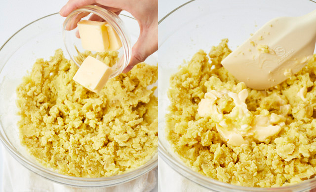 芋にバターを混ぜている写真