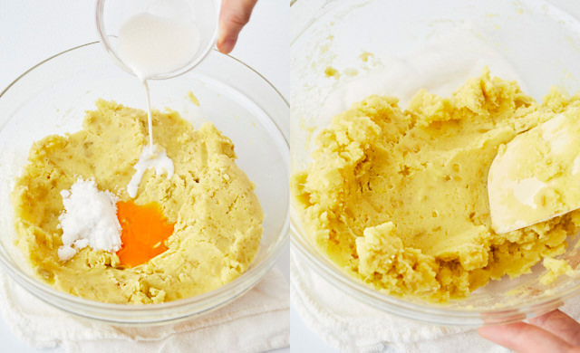 芋に卵黄、砂糖、牛乳を加え混ぜている写真