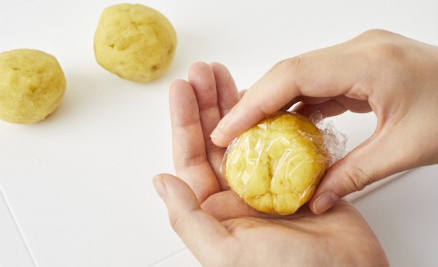 スイートポテトを丸く成形している写真