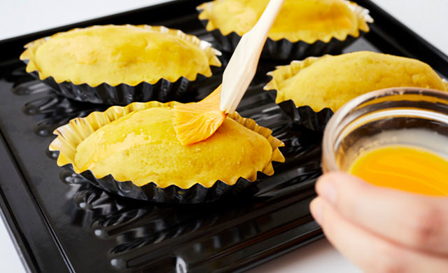 スイートポテトに卵黄を塗っている写真