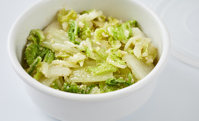 白菜おかずが保存容器に入っている写真