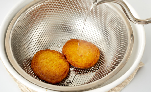 さつま揚げの油抜きをしている写真