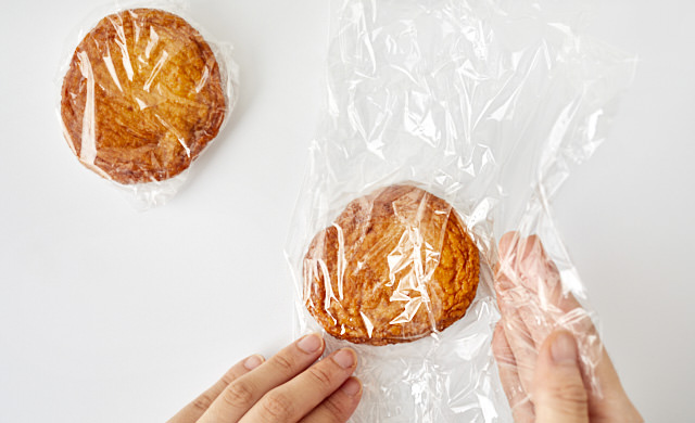 さつま揚げをラップで包んでいる写真