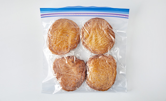 さつま揚げを冷凍用保存袋に入れている写真