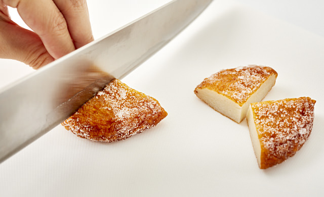 さつま揚げを凍ったままカットしている写真