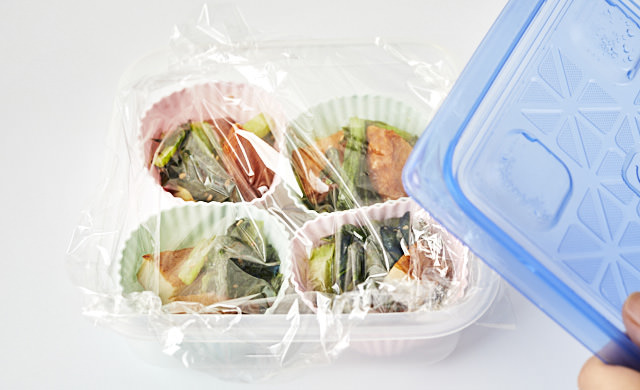 さつま揚げおかずをシリコンカップに小分けにした写真