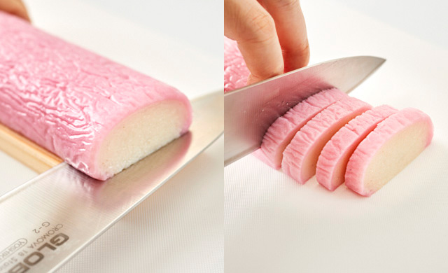かまぼこを切っている写真