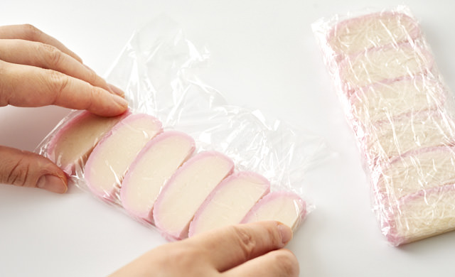 かまぼこをラップで包んでいる写真
