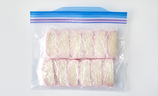 かまぼこを冷凍用保存袋に入れている写真