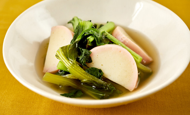 小松菜とかまぼこの煮物の写真