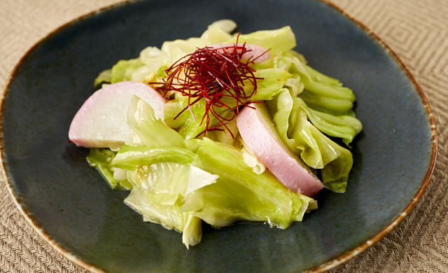 キャベツとかまぼこ炒めの写真