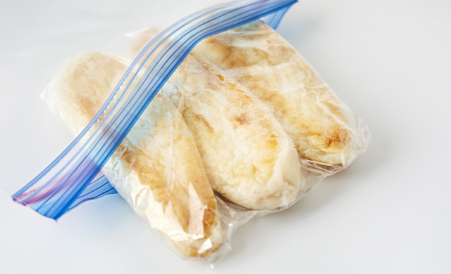 笹かまぼこを冷凍用保存袋に入れている写真