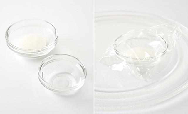 凍ったおかゆと加える水の写真/水を加えてラップをかけた写真