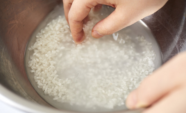 米を洗っている写真