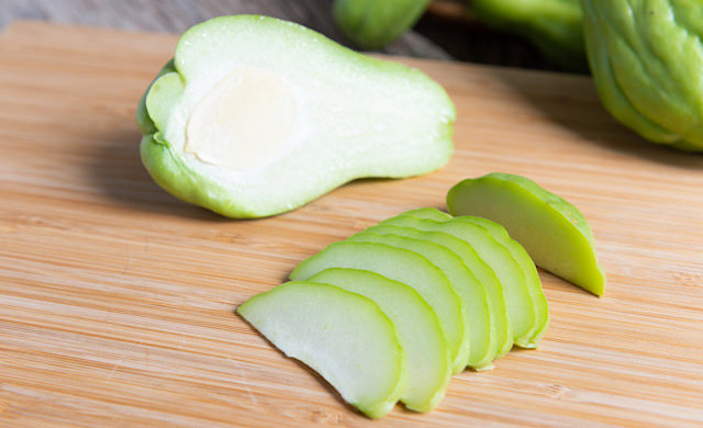 皮をむいて切ったハヤトウリ