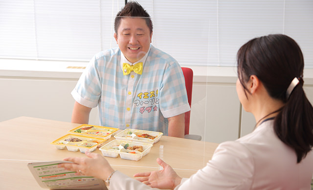 説明を受けるはっしーさん