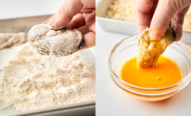 牡蠣に小麦粉を付けている写真