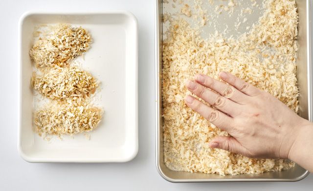 牡蠣にパン粉をまぶしている写真