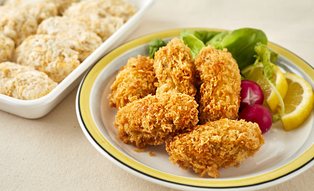 冷凍牡蠣フライと揚げた牡蠣フライの写真