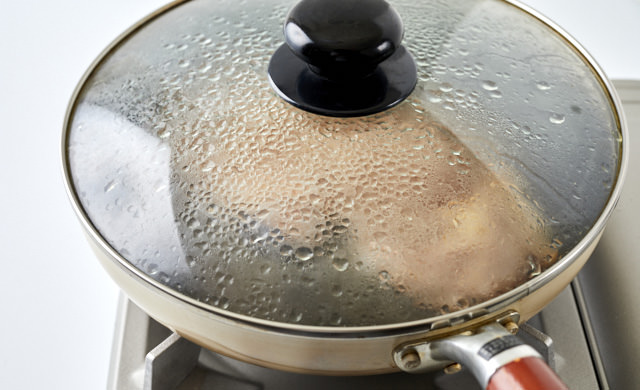 ステーキを蒸らしている写真