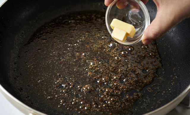 ステーキソースを作っている写真