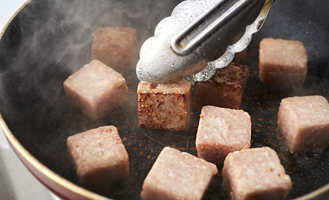 サイコロステーキを焼いている写真