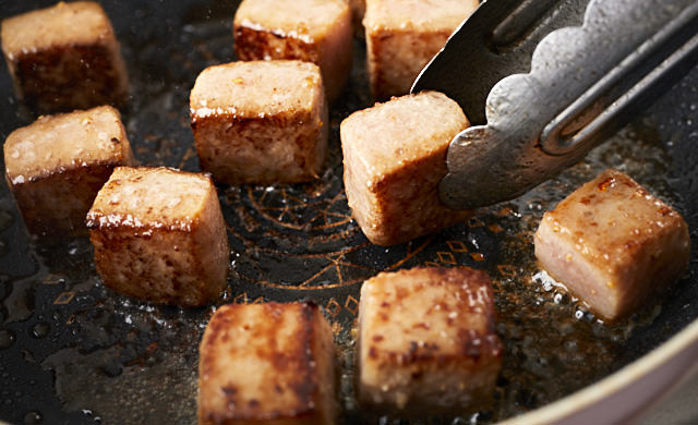 サイコロステーキを焼いている写真