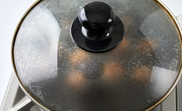 サイコロステーキを焼いている写真