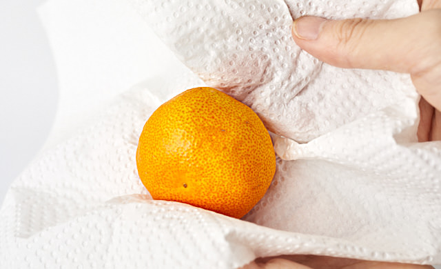 みかんの水気を拭き取っている写真