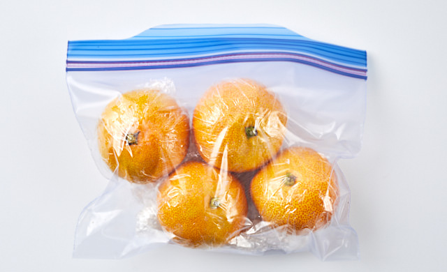 みかんを保存袋に入れている写真