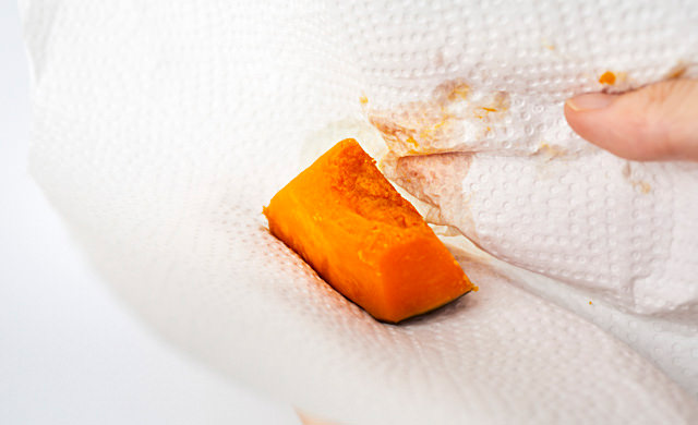 かぼちゃの汁気を拭いている写真