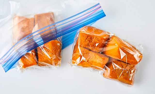かぼちゃの煮物を保存袋に入れている写真