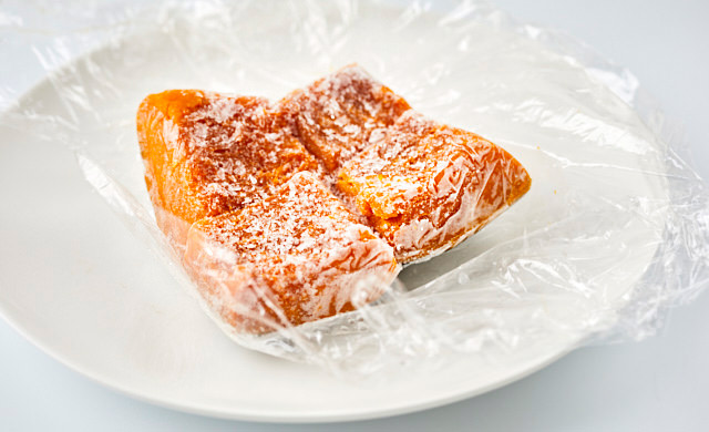 かぼちゃの煮物のラップを外している写真