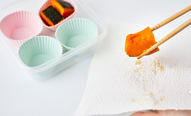 かぼちゃの煮物をシリコンカップに入れている写真