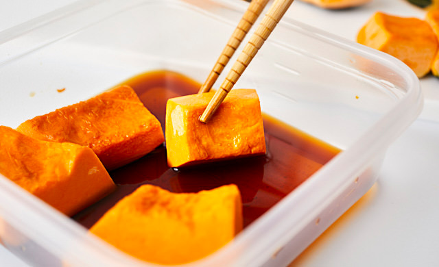 かぼちゃに煮汁をつけている写真