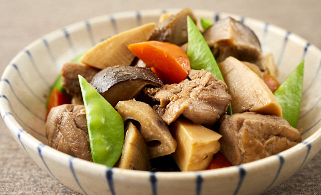 器に盛った筑前煮の写真