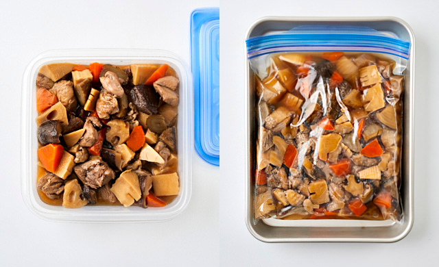冷凍用保存容器と冷凍用保存袋に入れた筑前煮の写真