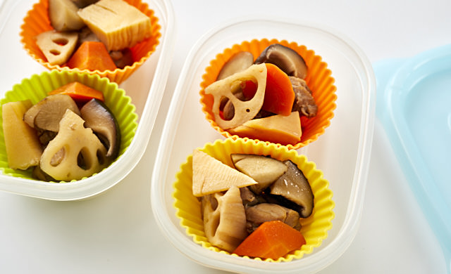 シリコンカップに入れた筑前煮の写真